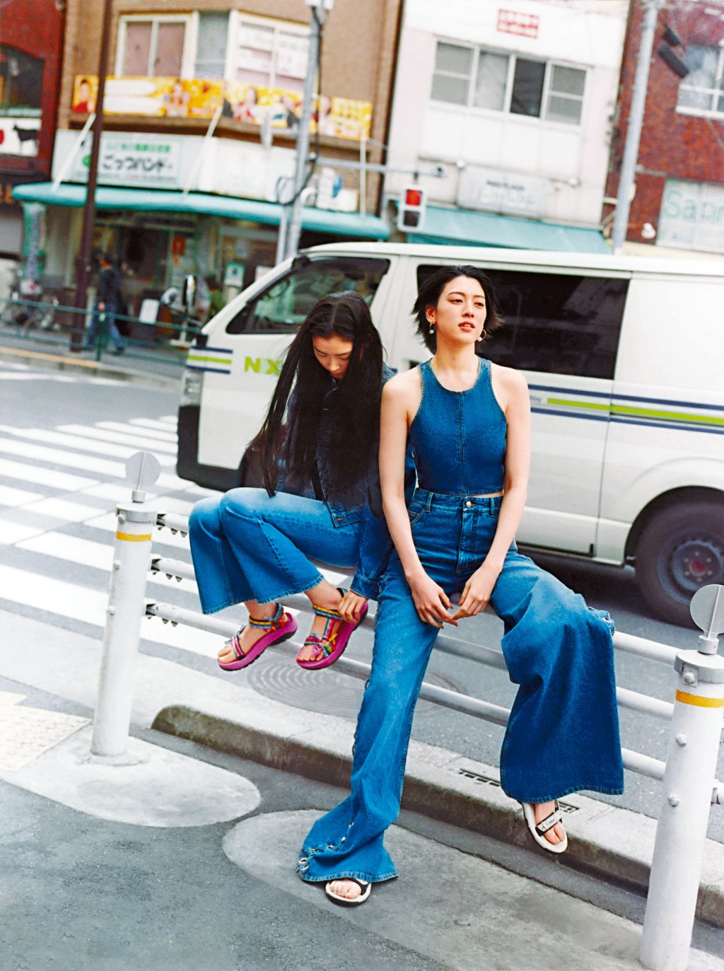 Chloé×Teva限量系列涼鞋,回收物料製作的搭帶飾以Chloé標誌,並配以含回收橡膠的耐用防滑外底。($3,900至$4,700)