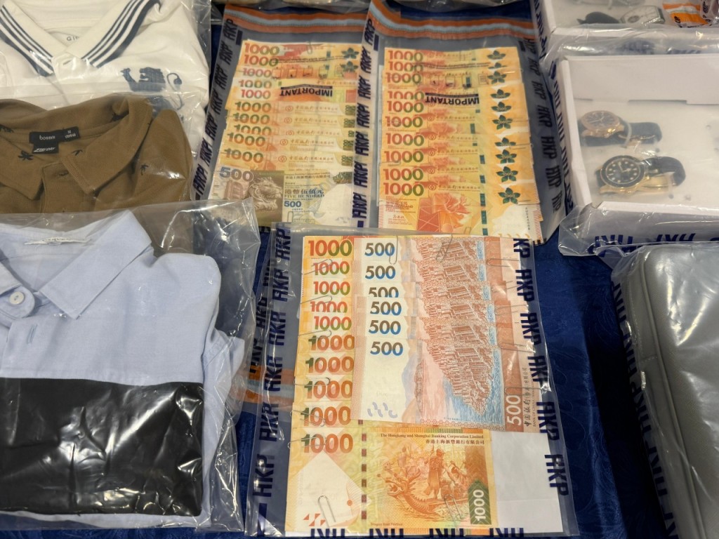 警方在其中一名被捕男子住所內檢獲少量現金。 警方在其中一名被捕男子住所內檢獲少量現金。