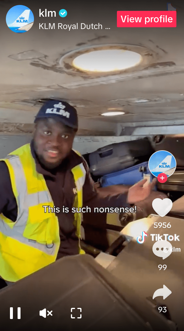 荷蘭皇家航空透過官方TikKok頻道公開回應，片中一名負責把行李送進貨艙的員工邊工作邊說：「這跟各位用什麼顏色的行李箱毫無關係，真是胡扯！」