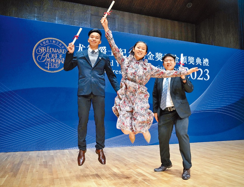 石淦銘(右)與張文曦(左)分別籌辦「模擬大學」與地理科創科活動,打破學生的刻板印象。戴仲儀(中)將赴美修讀動畫及數碼藝術碩士課程。