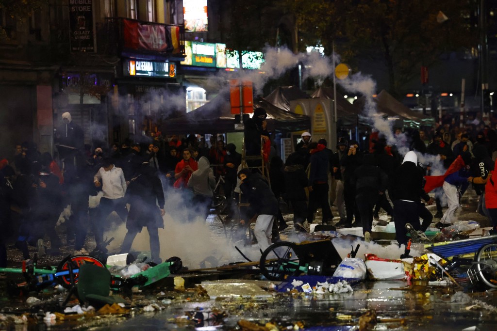 警方动用水炮和催泪弹驱散滋事的球迷，至少10人被捕。路透社