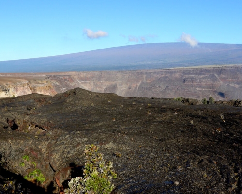 夏威夷的冒纳罗亚火山，自去年10月起发生50次小地震，促使美国地质学家发出黄色警告。  AP
