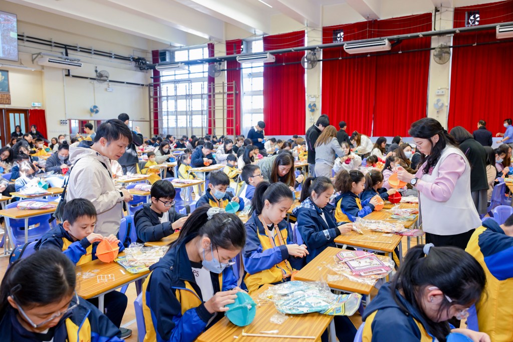 香港廣西社團總會舉辦非遺系列活動,由導師指導學生製作壯族繡球燈,從中認識傳統非遺技藝。 香港廣西社團總會舉辦非遺系列活動,由導師指導學生製作壯族繡球燈,從中認識傳統非遺技藝。