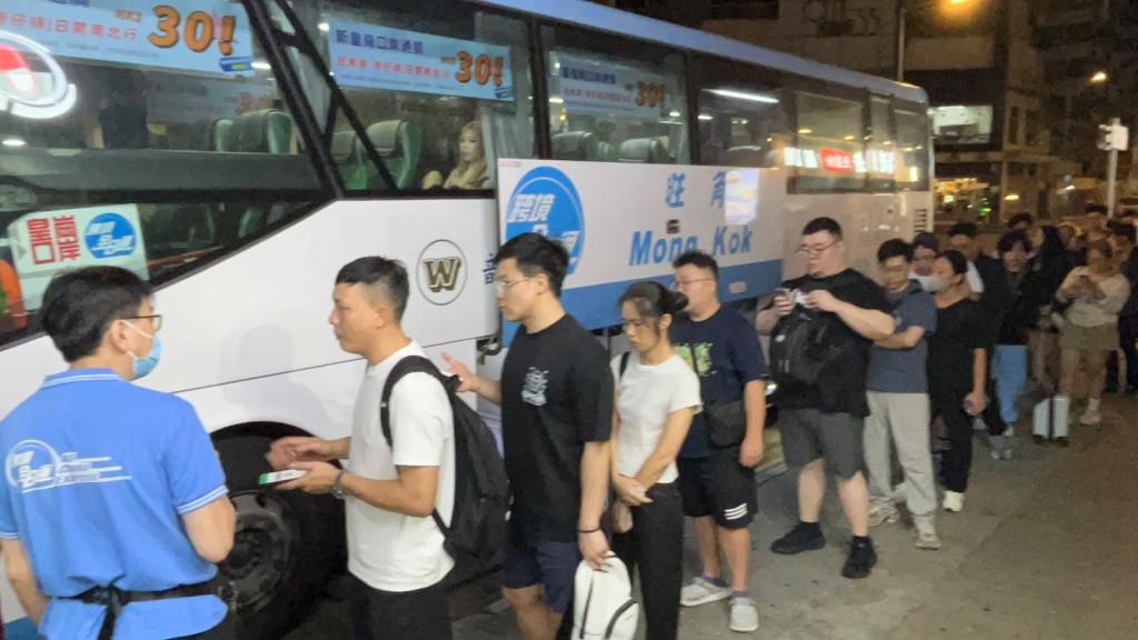 旺角過境巴士站人潮回落約40人排隊 旅客等候15分鐘後成功上車。蔡楚輝攝