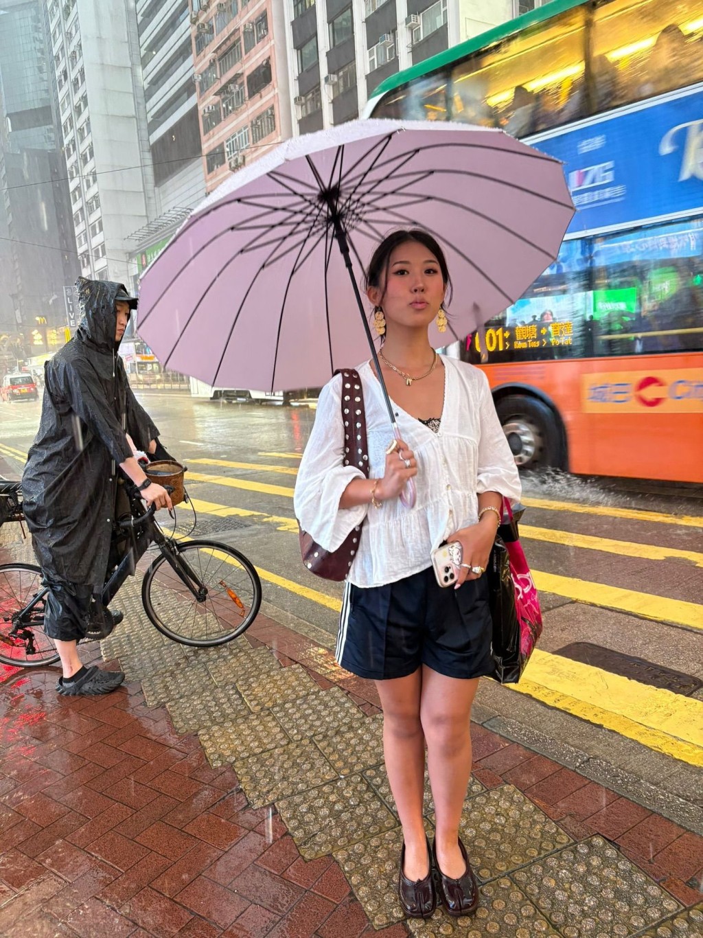 Natalie曾回香港實習3個月。