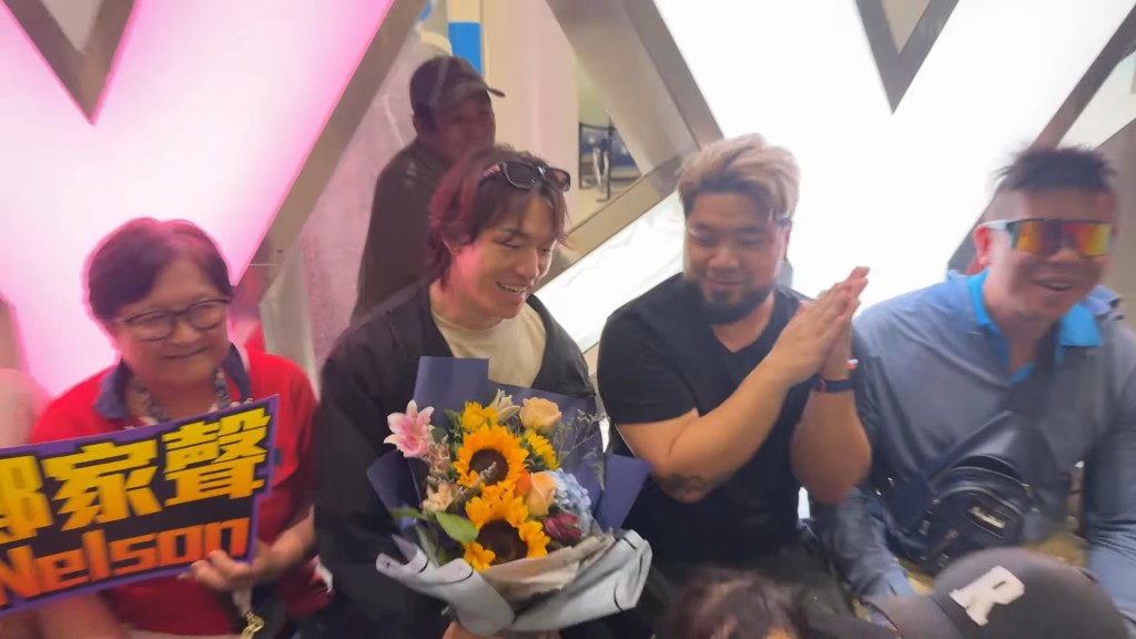 鄭家聲全程笑容滿面,對粉絲支持十分感動。(影片截圖:《杜挺好味道》) 鄭家聲全程笑容滿面,對粉絲支持十分感動。(影片截圖:《杜挺好味道》)