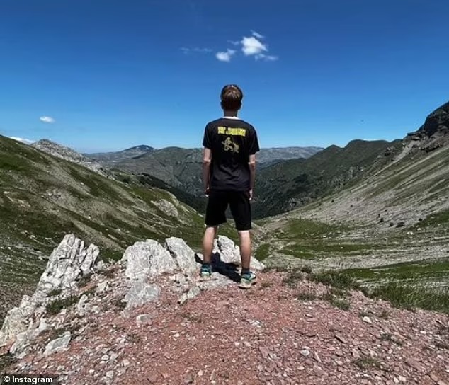 羅威生前不時在社交網上分享與兒子行山的照片。網圖