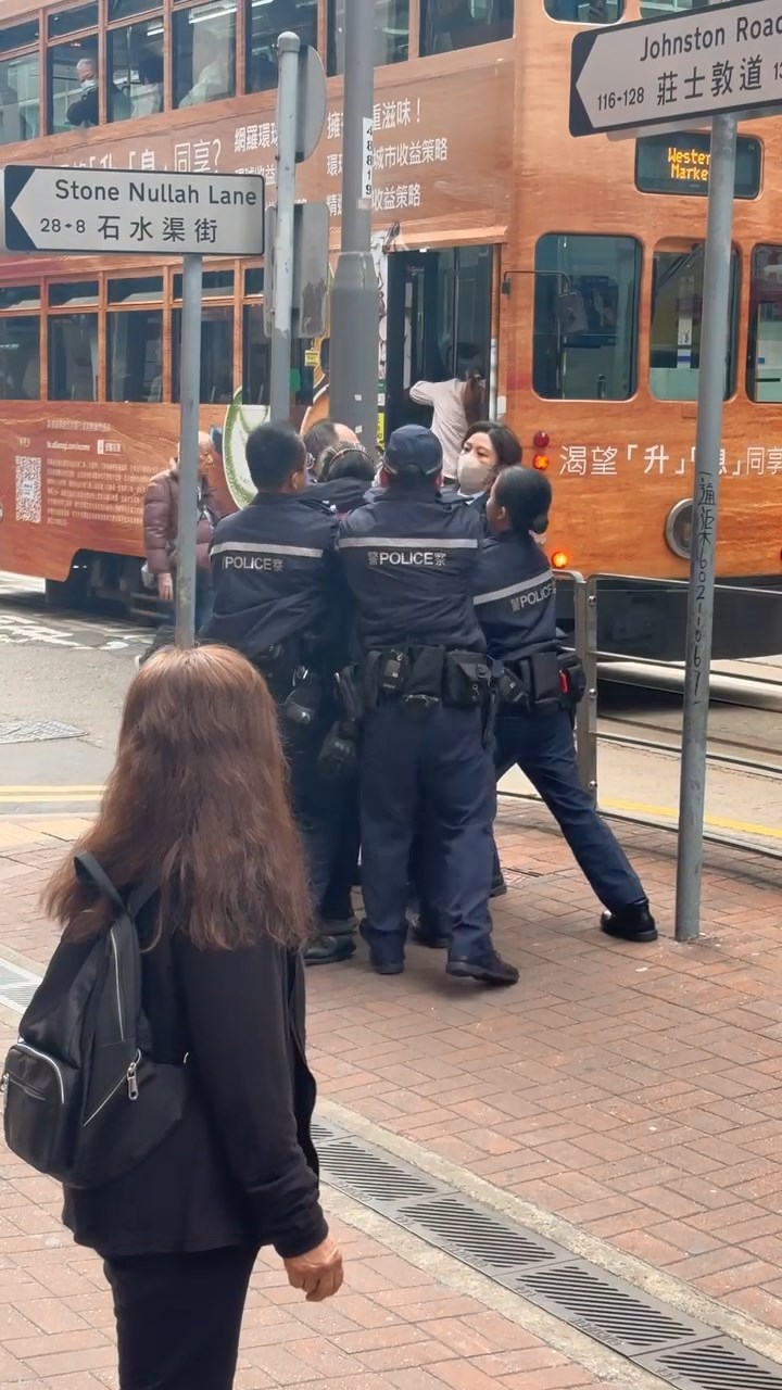 5名警員將老婦包圍。jsssii0_0@Threads片段