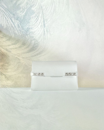 象牙白色的Tempete Pochette手袋。