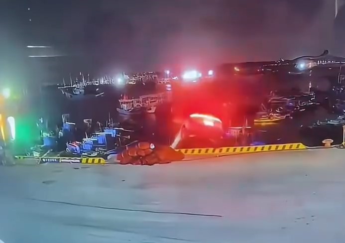 網傳影片拍下車輛墮海經過。微博@百姓關注 網傳影片拍下車輛墮海經過。微博@百姓關注