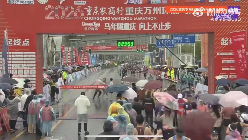 冠军选手被工作人员阻止冲线。微博@麦子哥哥QaQ