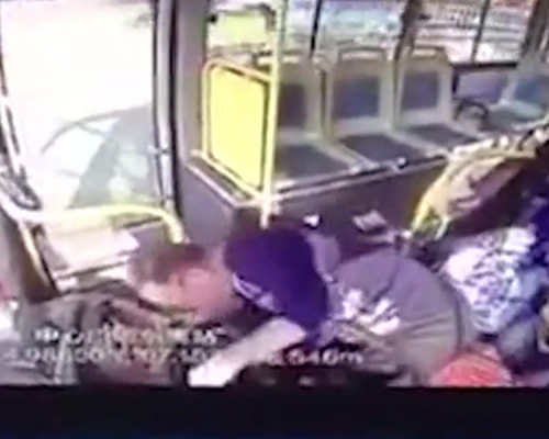 陝西巴士失控撞車，車內閉路電視顯示司機曾突然暈倒10秒。（網圖）