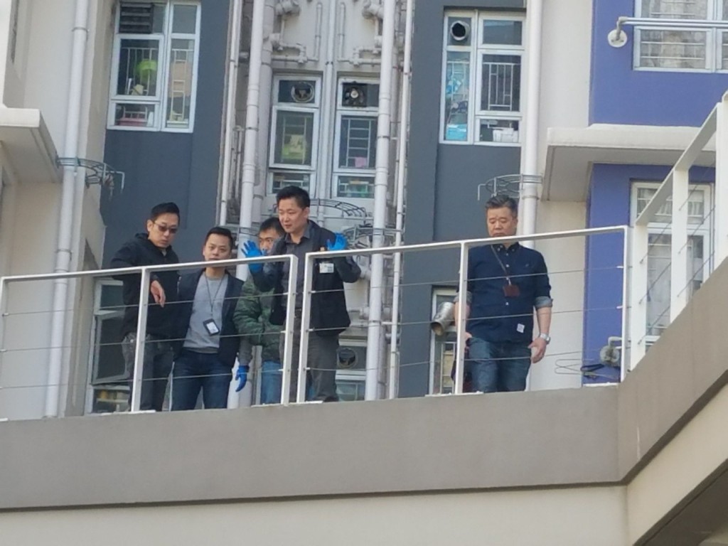 探員在平台調查。