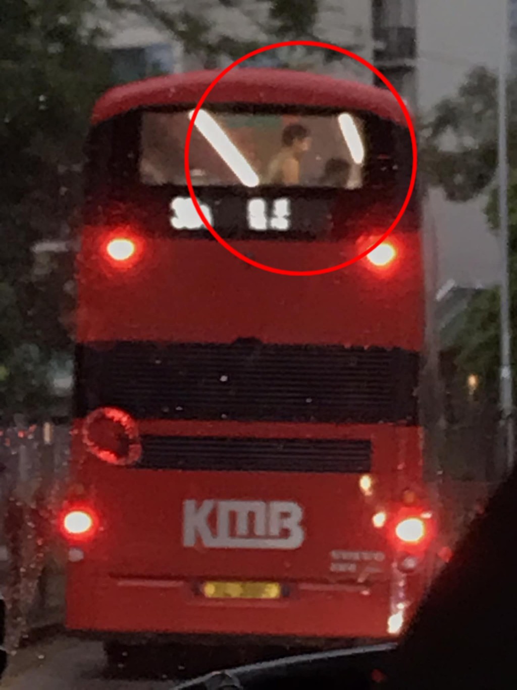 有网民在雨中拍到一张「惹人遐思」的相片，相中一对男女企在巴士上层车尾，似有让人想入非非的行为正在进行，疑幻疑真引发网民热议。