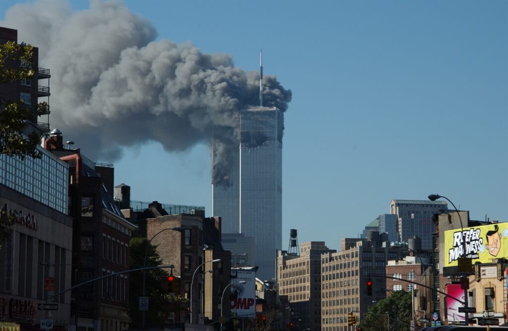 2001年9月11日基地组织成员骑劫民航客机冲撞纽约世贸双子塔大楼。美联社