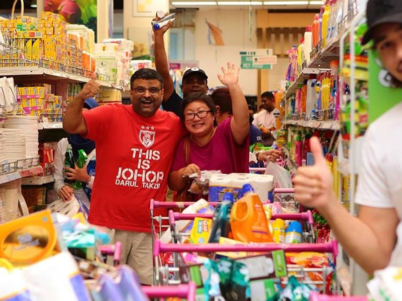 顧客們瘋搶後，滿載而歸。（網圖）