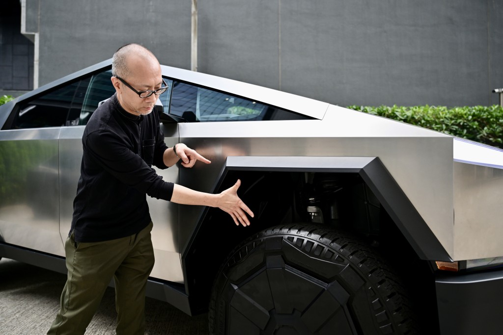 Tesla Cybertruck越野模式可大幅升高車身，空氣懸掛由最低至最高達12吋。