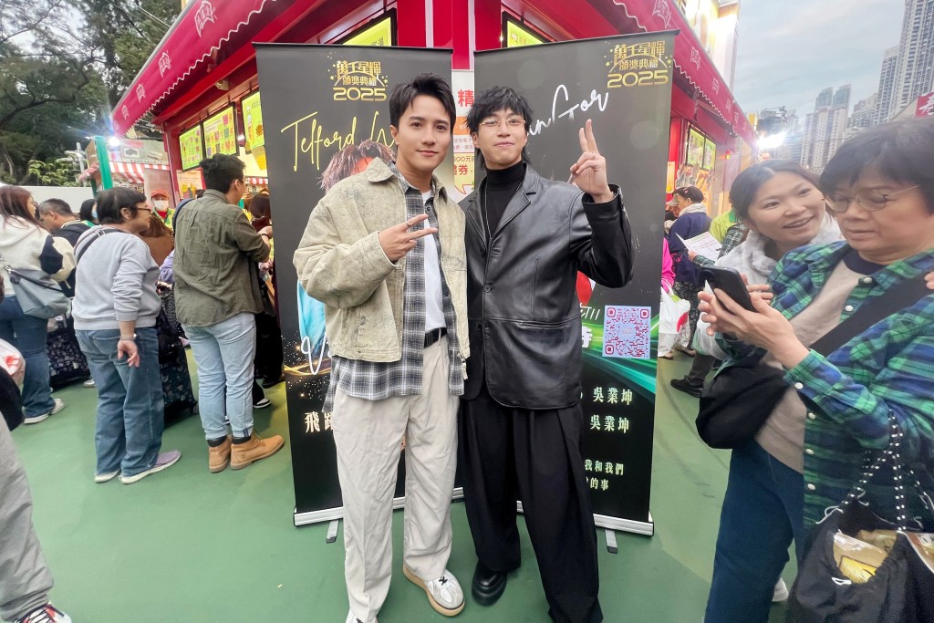 兩人與市民互動。