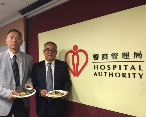 謝達之(左)及陳偉(右)介紹市民飲用蘇葉茶預防流感。