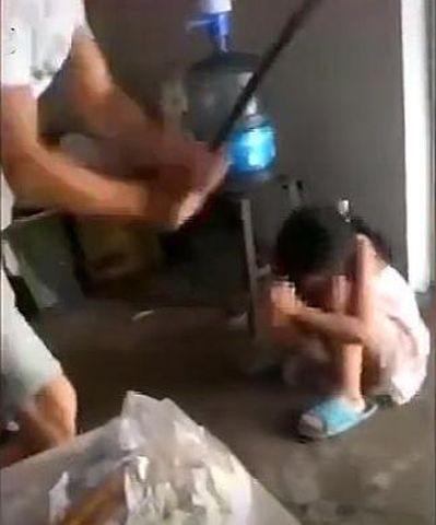 男子為了逼被其打跑的妻子回家,而毆打自己的親生孩子。網圖
