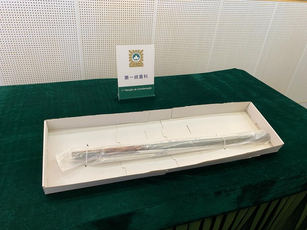 司警發現一支長約85厘米,直徑3厘米的水喉管,其中一端染有血跡,懷疑是涉案兇器。 司警發現一支長約85厘米,直徑3厘米的水喉管,其中一端染有血跡,懷疑是涉案兇器。