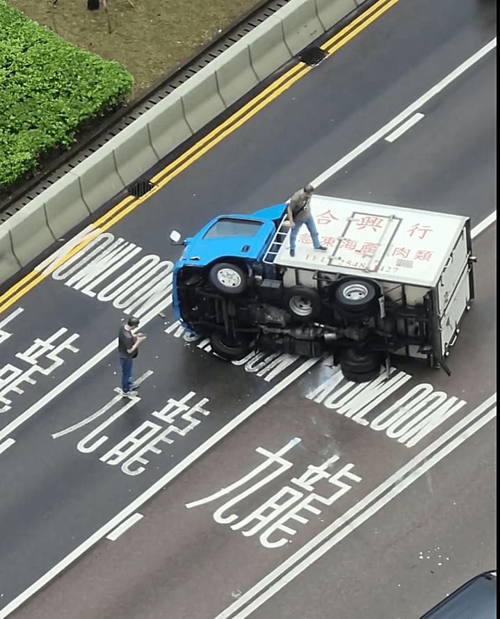 兩男子最終走出車外。fb：香港交通及突發事故報料區