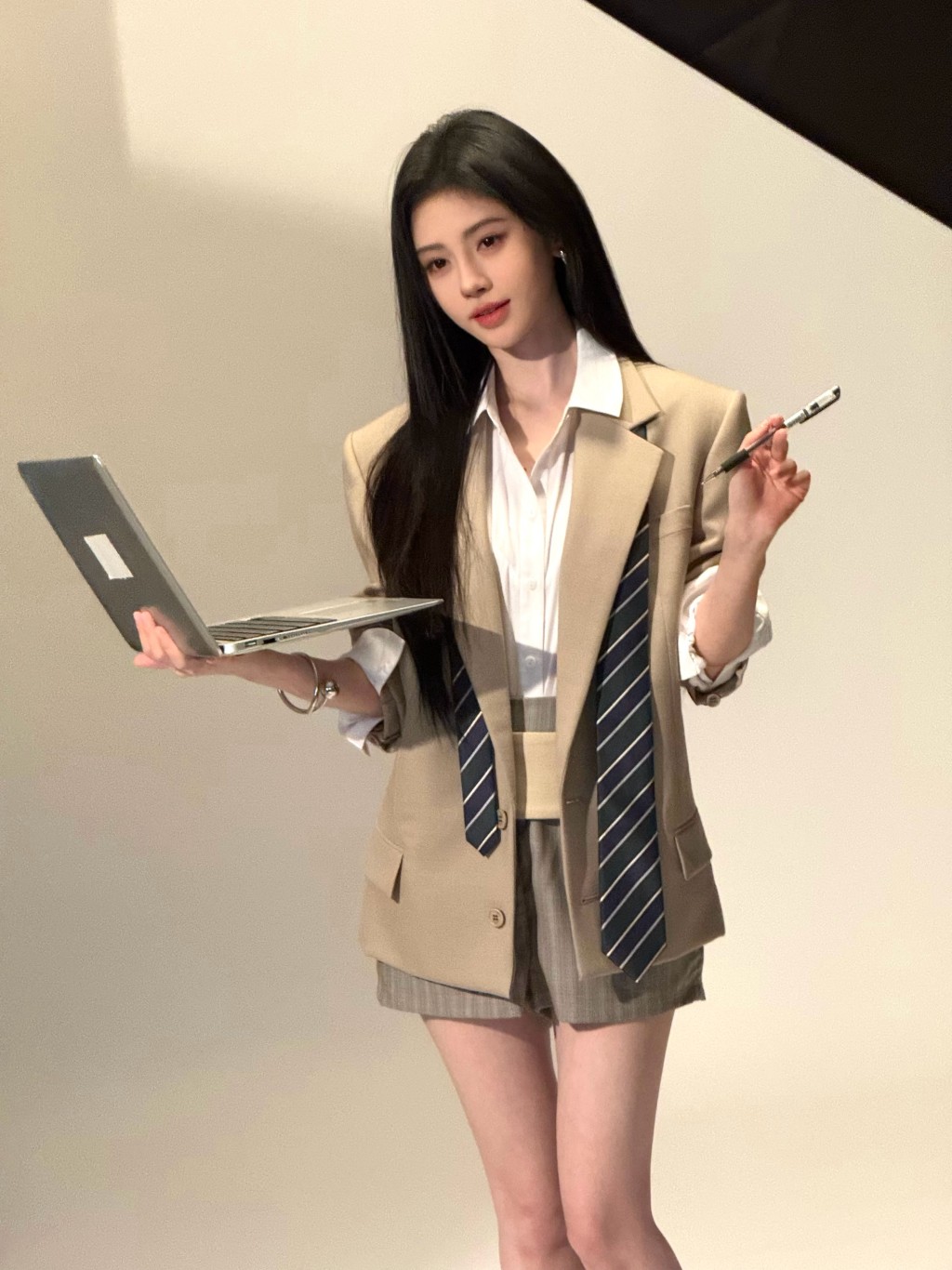 内地红星鞠婧祎遭实名举报逃税，消息成为热搜。微博