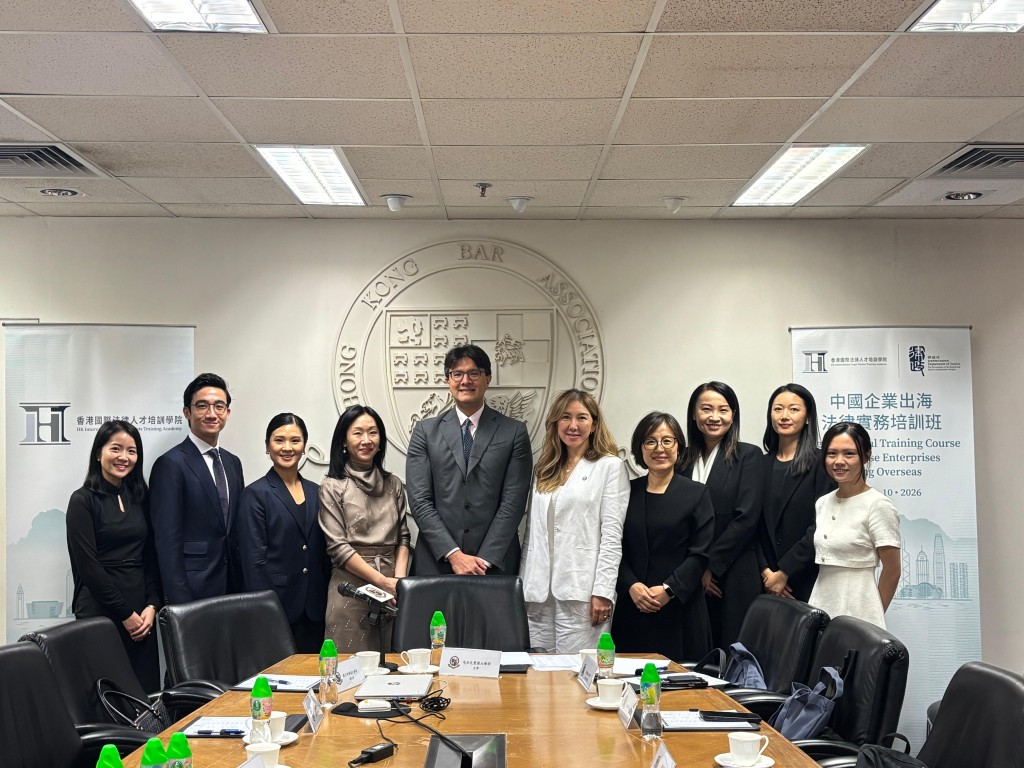 大律師公會主席毛樂禮資深大律師（左五）、副主席薛日華資深大律師（左四）、執委會委員蕭淑瑜大律師（右三）、內地事務常委會聯席秘書康亞男大律師（右二）、內地事務常委會委員王洛媛大律師（左三）、鄭樂然大律師（左二）、香港國際法律人才培訓辦公室主任楊玲博士（右四）、哈薩克斯坦律師Gulnur Nurkeyeva博士（右五）。