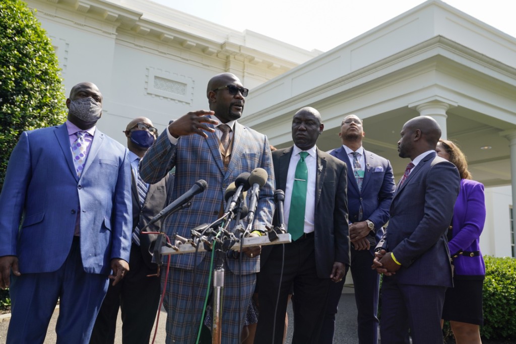 弗洛伊德亲属与拜登会晤促国会尽快通过警队改革法案。AP图片