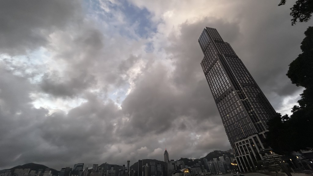 日間部分時間有陽光及炎熱，最高氣溫約32度。