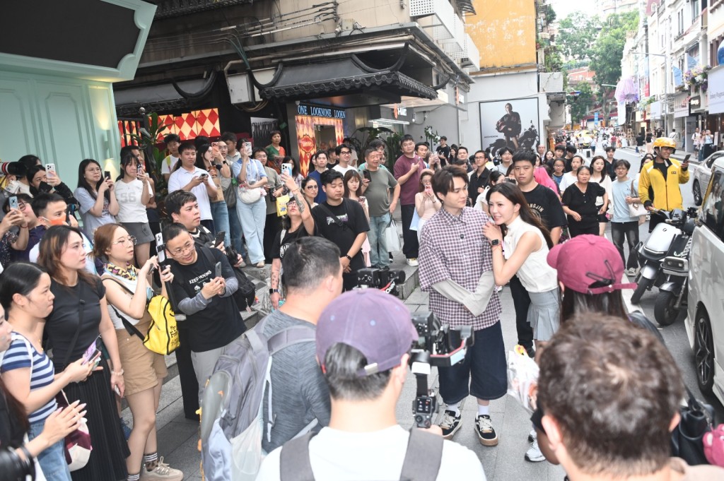 Hubert、Jinny現身廣州街頭,派發宣傳單張及與市民玩遊戲。 Hubert、Jinny現身廣州街頭,派發宣傳單張及與市民玩遊戲。