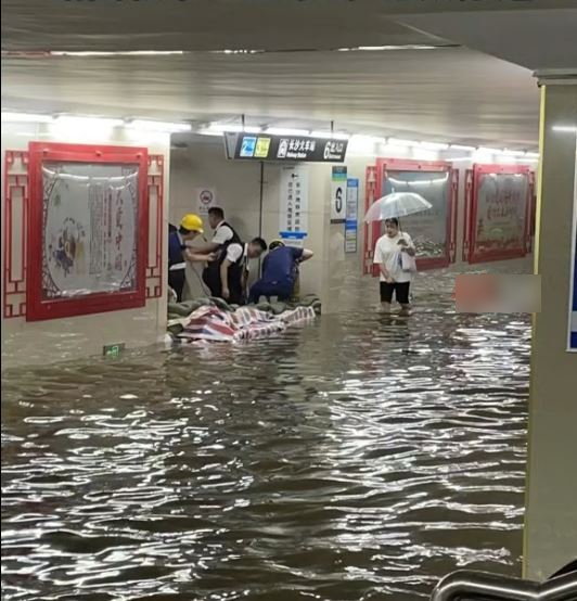湖南長沙今早持續暴雨，全市廣泛地區嚴重水浸。