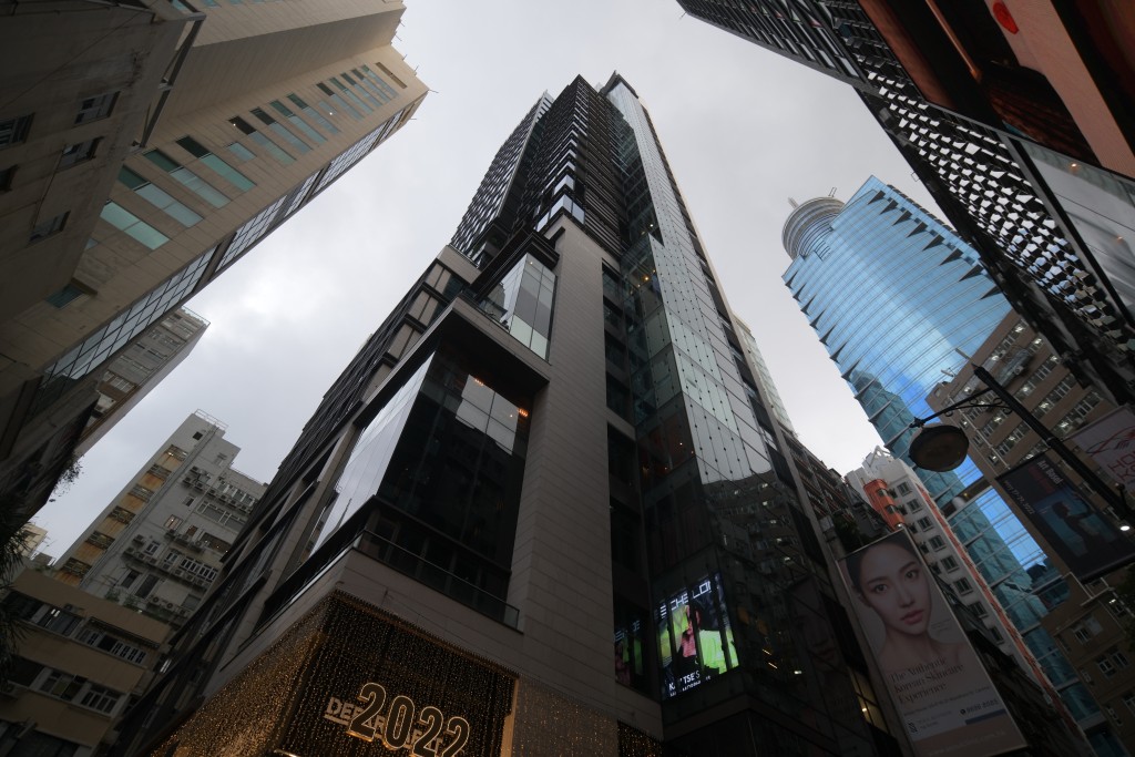 女事主在中環蘭桂坊加州大廈一酒吧消遣，其間結識3名涉案男子。資料圖片