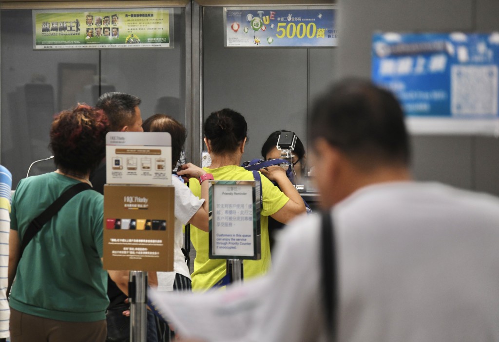 10月30日將舉行沙田夜馬賽事,當晚不設六合彩攪珠。而為預留更多時間讓顧客購買彩票,原定於11月1日的攪珠將不會舉行。 10月30日將舉行沙田夜馬賽事,當晚不設六合彩攪珠。而為預留更多時間讓顧客購買彩票,原定於11月1日的攪珠將不會舉行。