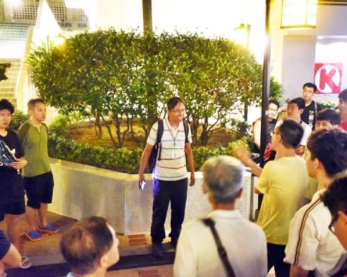 區議員譚凱邦（中）到場了解情況。
