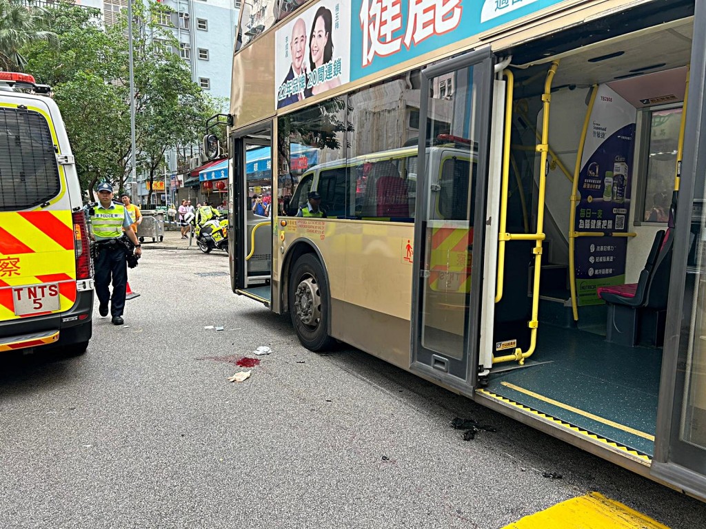 地上遺下一灘鮮血。曾志恆攝 地上遺下一灘鮮血。曾志恆攝