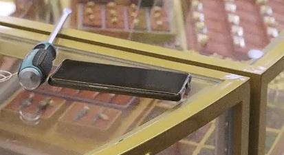 畢某不慎遺留手機成為關鍵證據。央視新聞