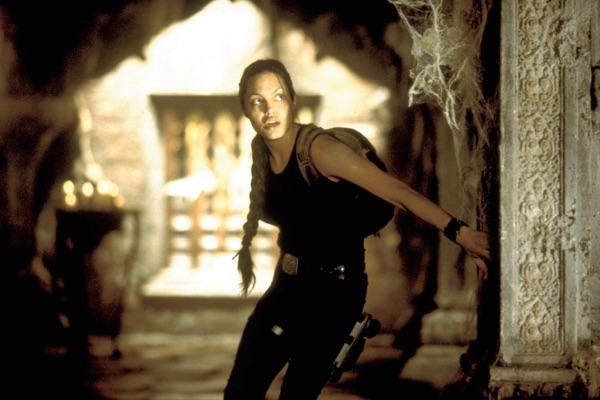 張盈悅的造型亦令人聯想起《盜墓者羅拉》（Tomb Raider）中的安祖蓮娜祖莉（圖）。