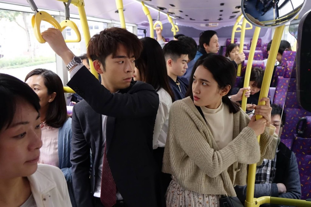 。她表示,两次来港搭乘巴士时,都对其速度和摇晃程度感到震惊,形容自己一上车便「仿佛脚底踩了棉花完全站不稳」。剧照非当事人 。她表示,两次来港搭乘巴士时,都对其速度和摇晃程度感到震惊,形容自己一上车便「仿佛脚底踩了棉花完全站不稳」。剧照非当事人