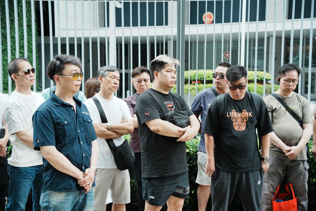 的士業界約50名的士車主請願。汪旭峰攝 的士業界約50名的士車主請願。汪旭峰攝