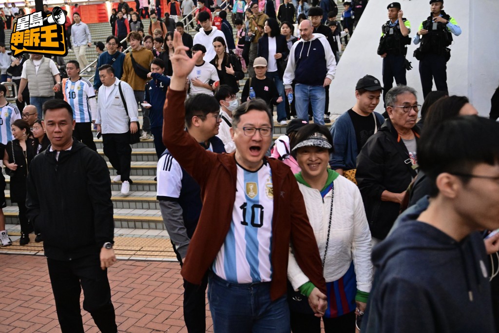 有穿著阿根廷波衫的球迷邊走邊大叫「回水」。
