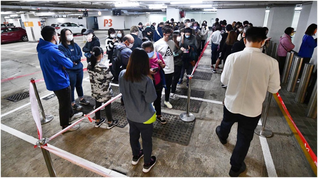 又一城的臨時檢測站設於P3停車場樓層，現場大排長龍。