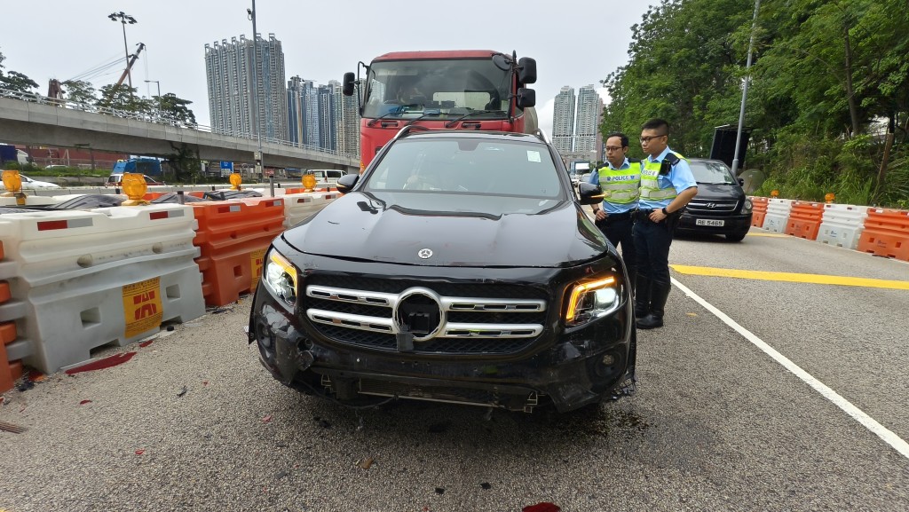 私家車車尾及車頭凹陷。徐裕民攝 私家車車尾及車頭凹陷。徐裕民攝