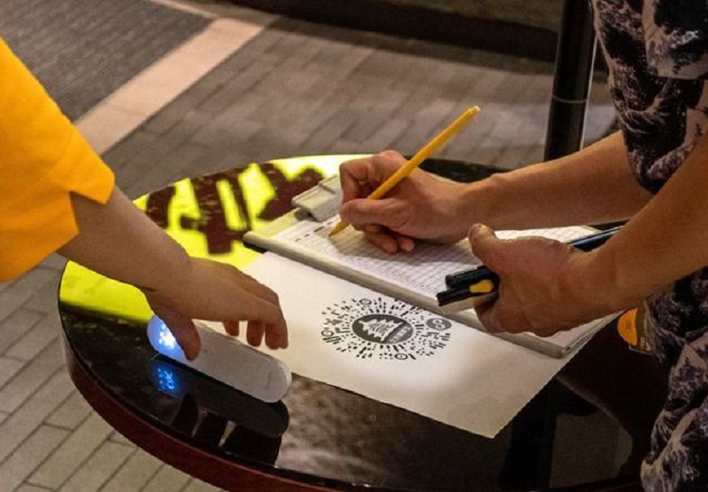 食客排隊取號、出示健康寶、測量體溫並登記。網上圖片