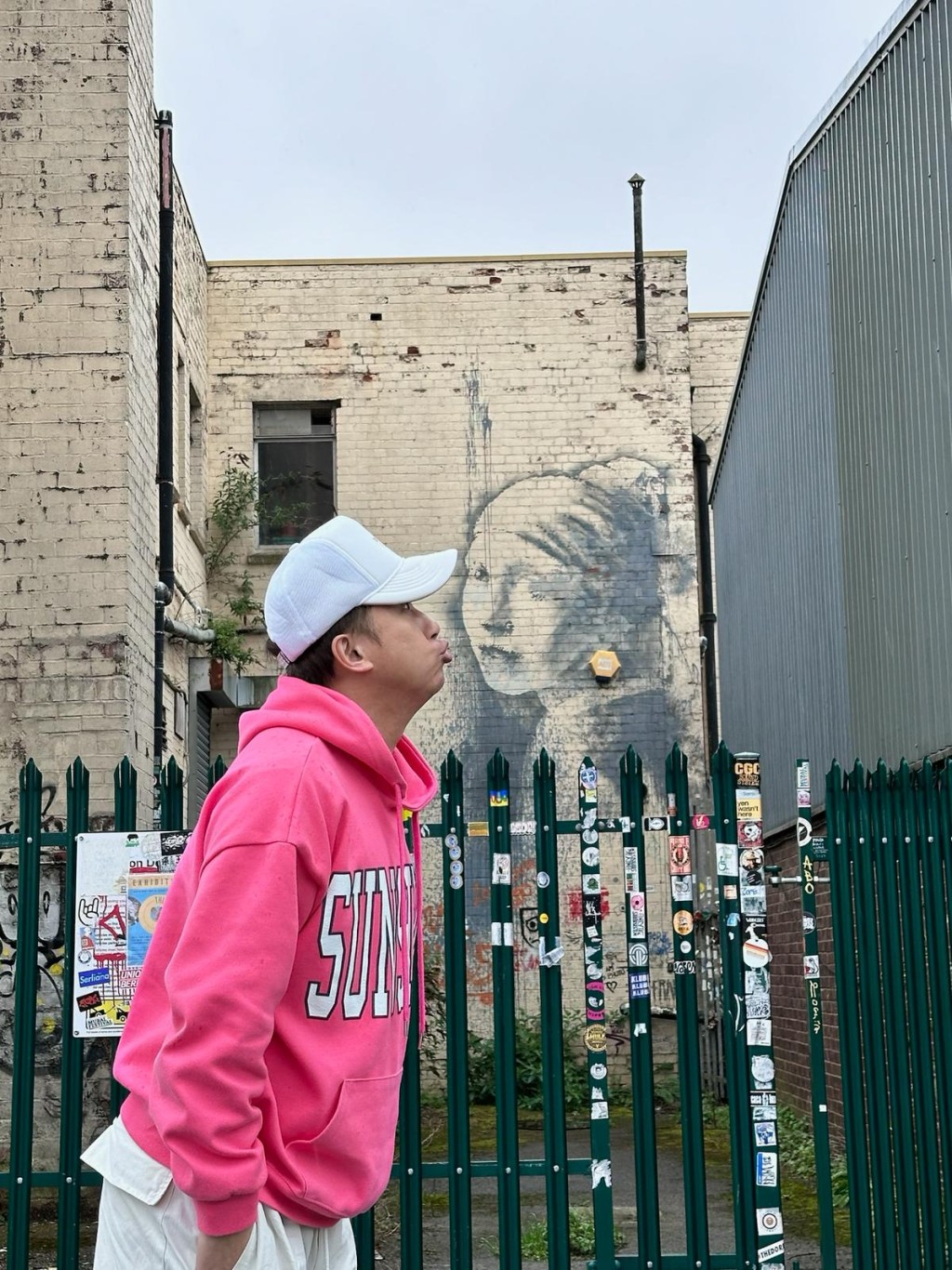子博欣賞英國著名街頭塗鴉藝術家 Banksy 作品。