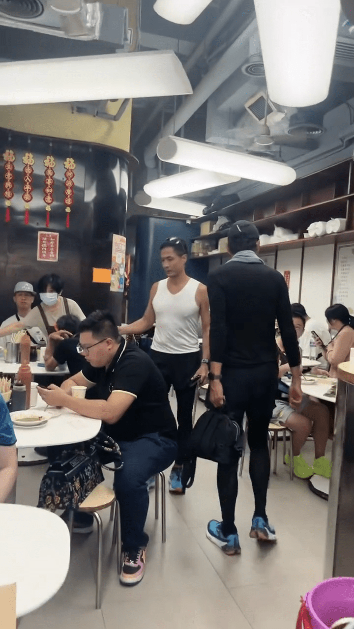 片中見周潤發已他經典的全黑造型行山look現身，似乎是晨跑過後去醫肚，旁邊還有一名男友人同行。