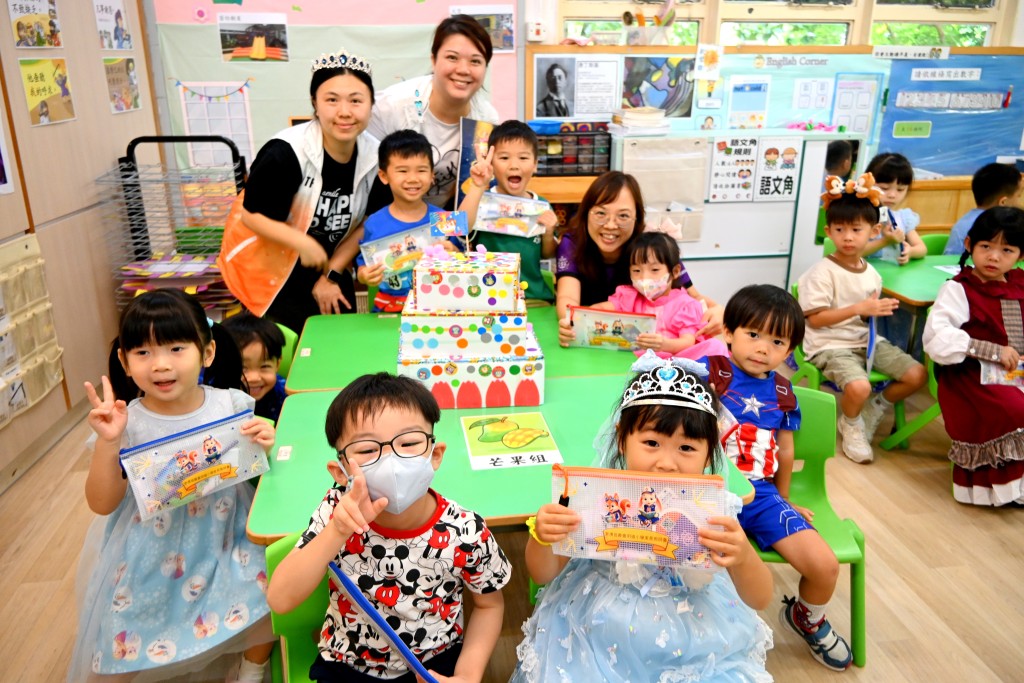 「故事爸媽」外展隊近日走訪鄰近社區的幼稚園。（圖片來源：學校提供）