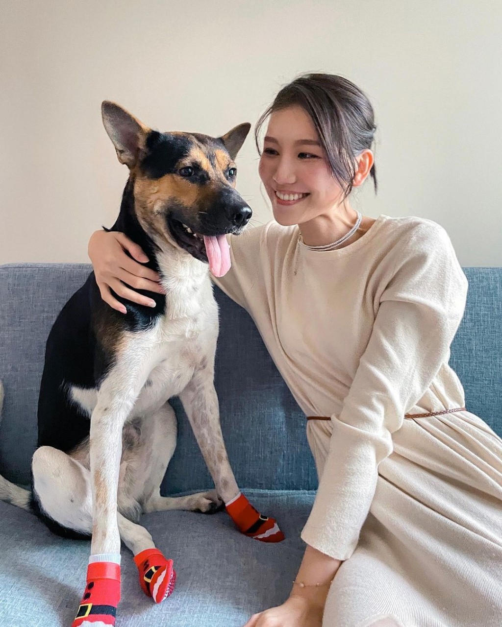 鄧美欣早前帶愛犬散步時,卻意外被襲受傷。