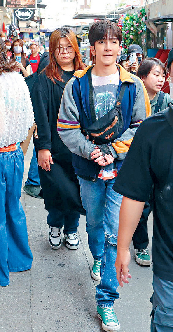 ■Anson Lo在花姐陪伴下開工。