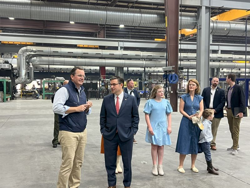 沃克（左一）已卸下Fibrebond行政總裁一職。LinkedIn